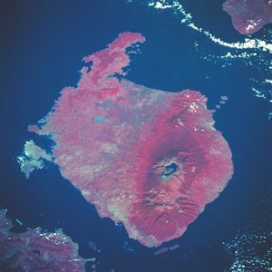 롬복 섬의 린자니 화산의 컬러 적외선 뷰, 1992년 5월. 서쪽의 발리 섬의 동쪽 부분이 오른쪽 상단에 보이며, 롬복 해협에 의해 롬복과 분리되어 있다. 알라스 해협과 숨바와 섬의 서쪽 부분이 왼쪽 하단에 보인다.