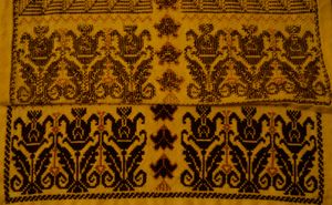 수리프의 십자수. 그림의 상단 절반은 뒷면이다.