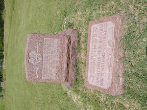 마운트 카멜 센터에서 2월 28일 급습으로 사망한 4명의 ATF 요원을 기리는 기념관