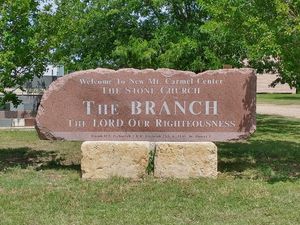 다윗교를 식별하는 마운트 카멜 센터의 표지판