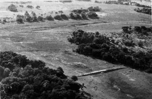 보츠와나 오카방고의 몰라포에서 홍수 침강 경작을 위한 제방