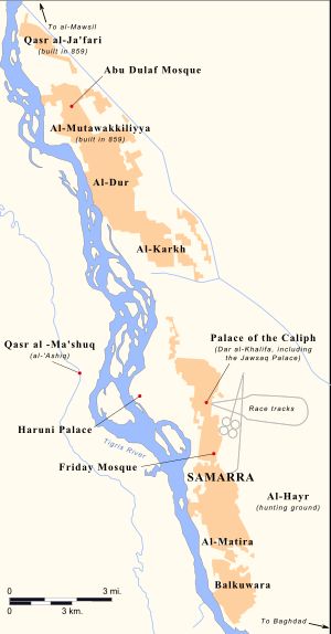지형도에는 티그리스 강의 흐름이 파란색으로 표시되어 있으며 도시의 정착 지역은 주황색으로 표시되어 있고, 이름이 적혀있음