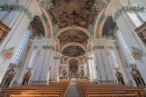 성당 내부는 스위스에서 가장 중요한 바로크 양식의 기념물 중 하나이다