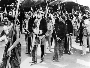 수라바야의 섭정 라덴 투멩궁 무소노가 네덜란드령 동인도 시대에 하급 관리와 함께 취임식에 참석하고 있다.