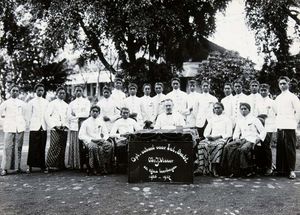 네덜란드령 동인도의 토착 정부 관리 훈련 학교인 OSVIA에서 J. 비서와 학생들의 단체 사진