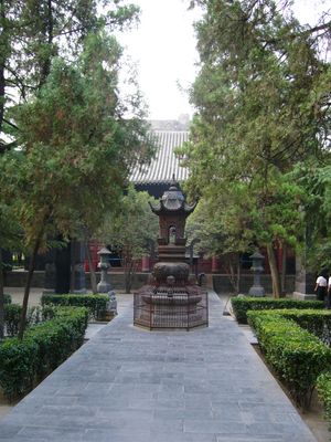 향을 피우기 위한 본당 앞 탑