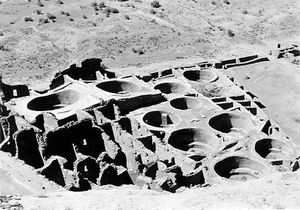 푸에블로 보니토 남동부 구역의 키바와 사각형 방, 절벽에서, 1929년. 사진: 조지 A. 그랜트