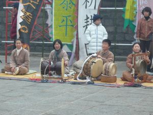전통 풍물과 달리, 사물놀이는 앉아서 공연한다.