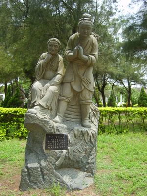 증자 (오른쪽)와 그의 어머니 동상