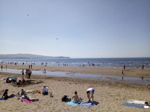 에어는 스코틀랜드 남서부에 위치하며, 클라이드 만과 북대서양에 접해 있다.