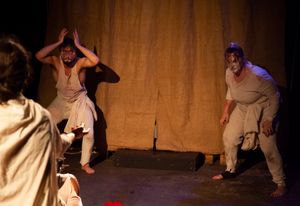 샘 깁스(Sam Gibbs)와 수 토마스 헨드릭슨(Su Thomas Hendrickson)의 오레스테이아 (아이스킬로스 작, 라이언 카스탈리아 각색, 2019년, Stairwell 극장)