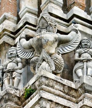 15세기 왓 랏차부라나의 프랑에 장식된 가루다, 아유타야 역사 공원.