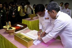 국무총리가 2007년 헌법에 국새를 찍고 있다. 국왕이 서명하고 국회의장이 부서함. 2007년