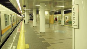 오사카 지하철 주오선 코스모스퀘어역의 지하철 플랫폼 (2014년 7월).