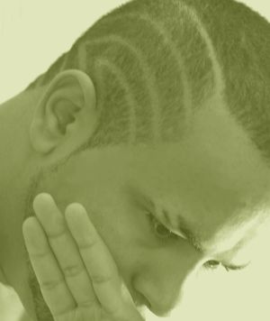 라인 아트. 전동 바리캉으로 각 부분의 머리카락을 자르는 길이를 조절하고 있다