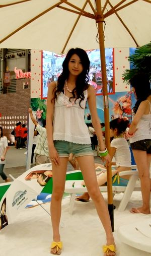 핫팬츠를 입은 여성