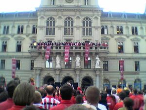 그라츠 AK는 그라츠의 Hauptplatz에서 2004년 오스트리아 챔피언십 우승을 축하했다.