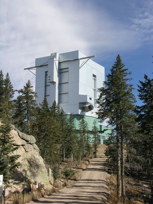 낮에 문이 닫힌 돔