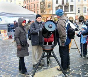길거리에서 슈미트-카세그레인식 망원경을 시연하는 사람들