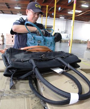 미국 국경에서 압수된 가짜 핸드백