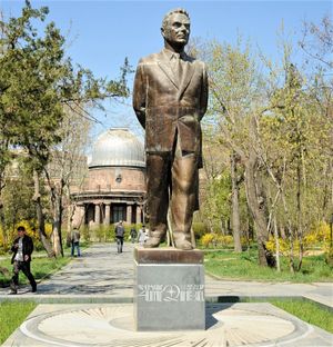 예레반의 암바르추미안 동상