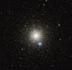 구상성단 NGC 6752는 약 100,000개의 항성을 포함하고 있다.