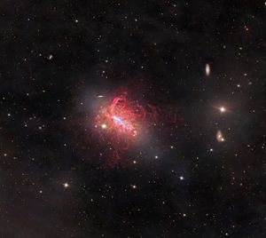 수소 가스의 필라멘트 유출을 보여주는 NGC 1569의 지상 기반 이미지. Adam Block (astrophotographer)가 처리함