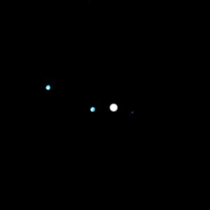 작은 망원경으로 촬영한 시그마 오리온자리의 모습. 왼쪽부터 구성 요소 E, D, AB, C가 보인다.