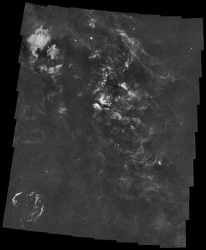 ε 백조자리는 왼쪽 하단 방향의 베일 성운 북쪽에 위치해 있다.