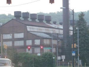 존스타운 시내의 제철소