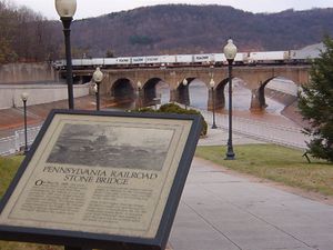 돌다리는 1800년대와 같은 모습으로 오늘날까지 남아있다.