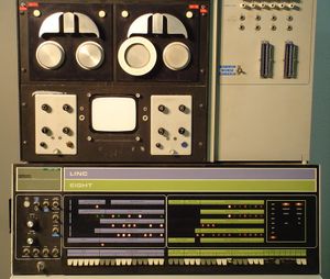 전면 패널의 회전식 손잡이는 다이얼 박스로 사용할 수 있었다. (LINC-8 사진)