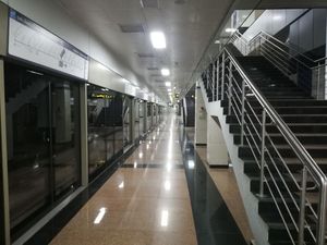 첸나이 지하철의 지하철역에 설치된 전고 높이 승강장 안전문