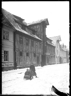 목골조 창고, 1910년 틸지트(Tilsit)의 모습, 그중 하나는 리투아니아어로 된 간판 Knįgÿnas(서점)을 가지고 있다