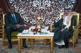 2023년 12월 19일 미국 국방장관 로이드 오스틴과 셰이크 하마드