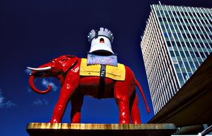 런던 Elephant and Castle 교차로의 조각상.