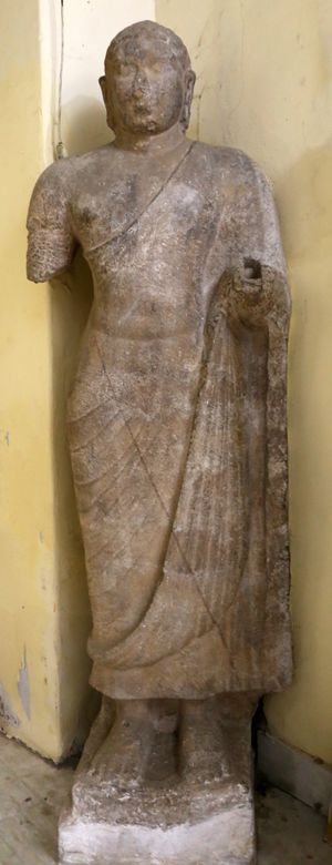 촐라 시대의 부처 조각상. 칸치푸람에서 발견되었으며, 현재 첸나이 주립 박물관에 소장되어 있다.