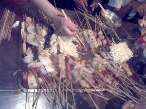 꼬치를 담가 먹는 마라탕(베이징 싼리툰)