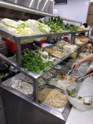 마라탕 가게에서 손님이 직접 고르는 재료들. 앞쪽에는 채소와 면이 있고, 뒤쪽에는 생선과 고기가 있다