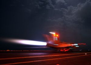 항공모함에서 어레스팅 착륙 중 완전한 출력을 유지하기 위해 애프터버너에 불을 붙인 항공기. 어레스팅 착륙에 실패하면 항공기는 다시 안전하게 이륙할 수 있다.