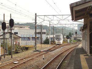 오다큐와의 연락선을 통과하는 371계 "아사기리"(2009년 10월)