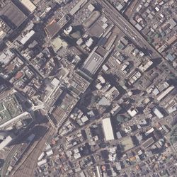 사가미오노역 주변 항공 사진(2019년 8월 촬영) 국토교통성 국토지리원 [https://mapps.gsi.go.jp/ 지도・항공사진 열람 서비스]의 항공 사진을 기반으로 제작