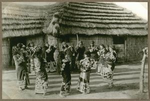 리ㇺ세(원무)에 흥겨워하는 사람들