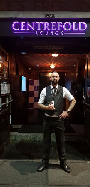 호주 멜버른 킹 스트리트에 있는 Centrefolds Lounge Gentlemen's Club 앞의 보안 요원