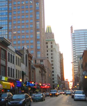 미국 메릴랜드주 볼티모어의 더 블록에 있는 스트립 클럽의 거리 모습