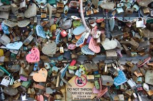 N서울타워에 걸린 자물쇠와 열쇠를 던지는 것을 금지하는 주의사항