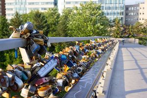 코크타운 육교의 난간에 걸린 사랑의 자물쇠