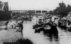 신카와를 건너는 미카와 철도의 화물 열차