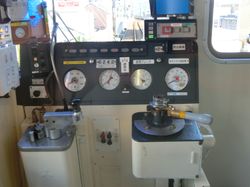 과거 운전대에 원맨 운전용 소형 액정 모니터가 설치되어 있었지만, 현재는 철거되었다.