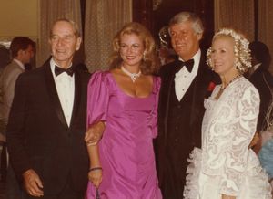 존 Y. 브라운 주지사와 부인, C.V. 휘트니와 메릴루 휘트니.